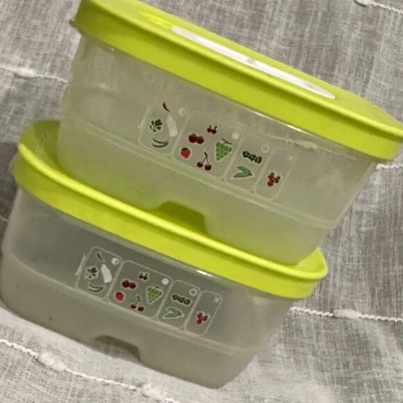 TupperWare FridgeSmart Small - Set of 2 bowls with Lids, Veggie Keepers - Picture 1 of 16